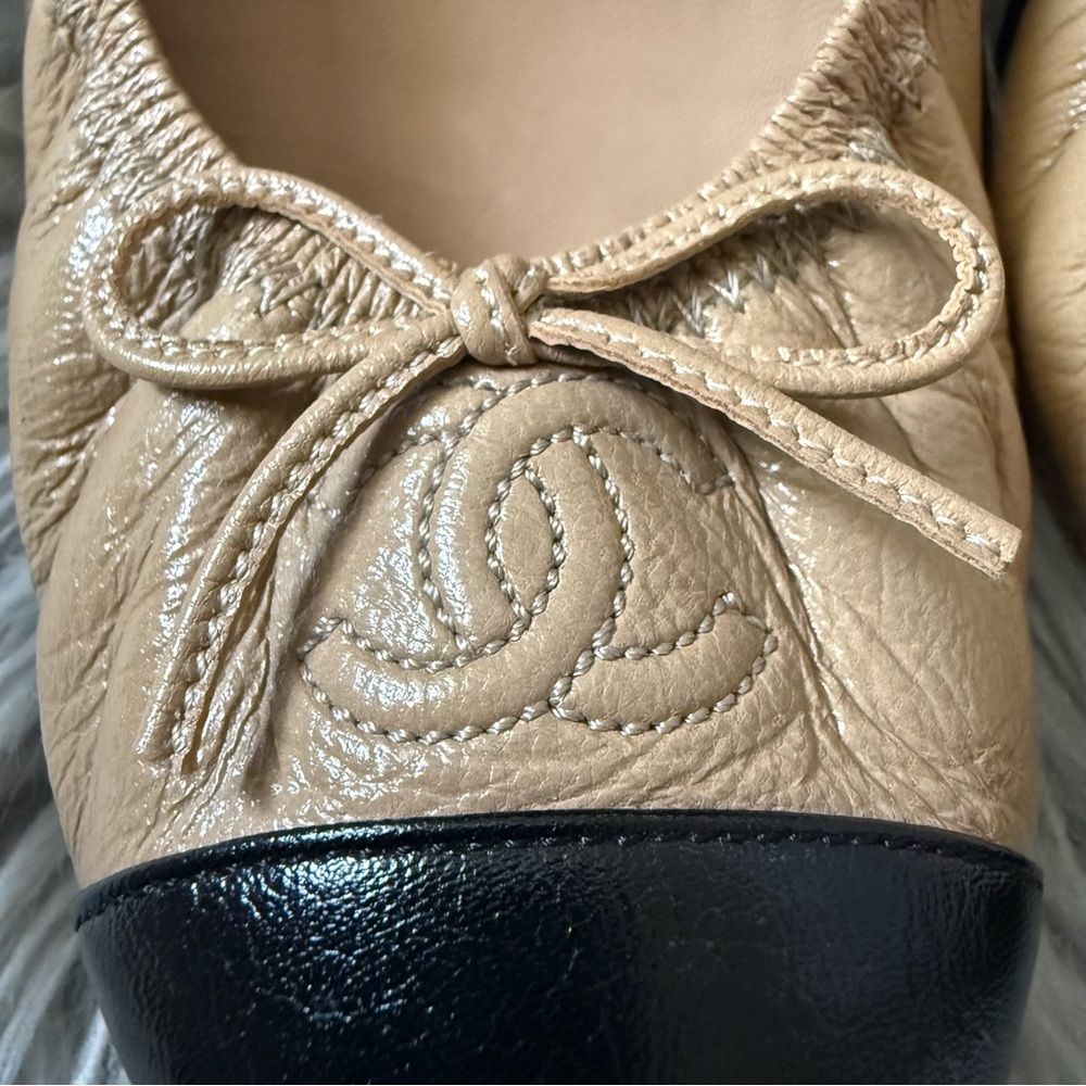 CHANEL Classic Two-Tone Leather CC Bow Cap Toe Scrunch Pumps Beige Black EU 38.5 - Picture 3 of 13